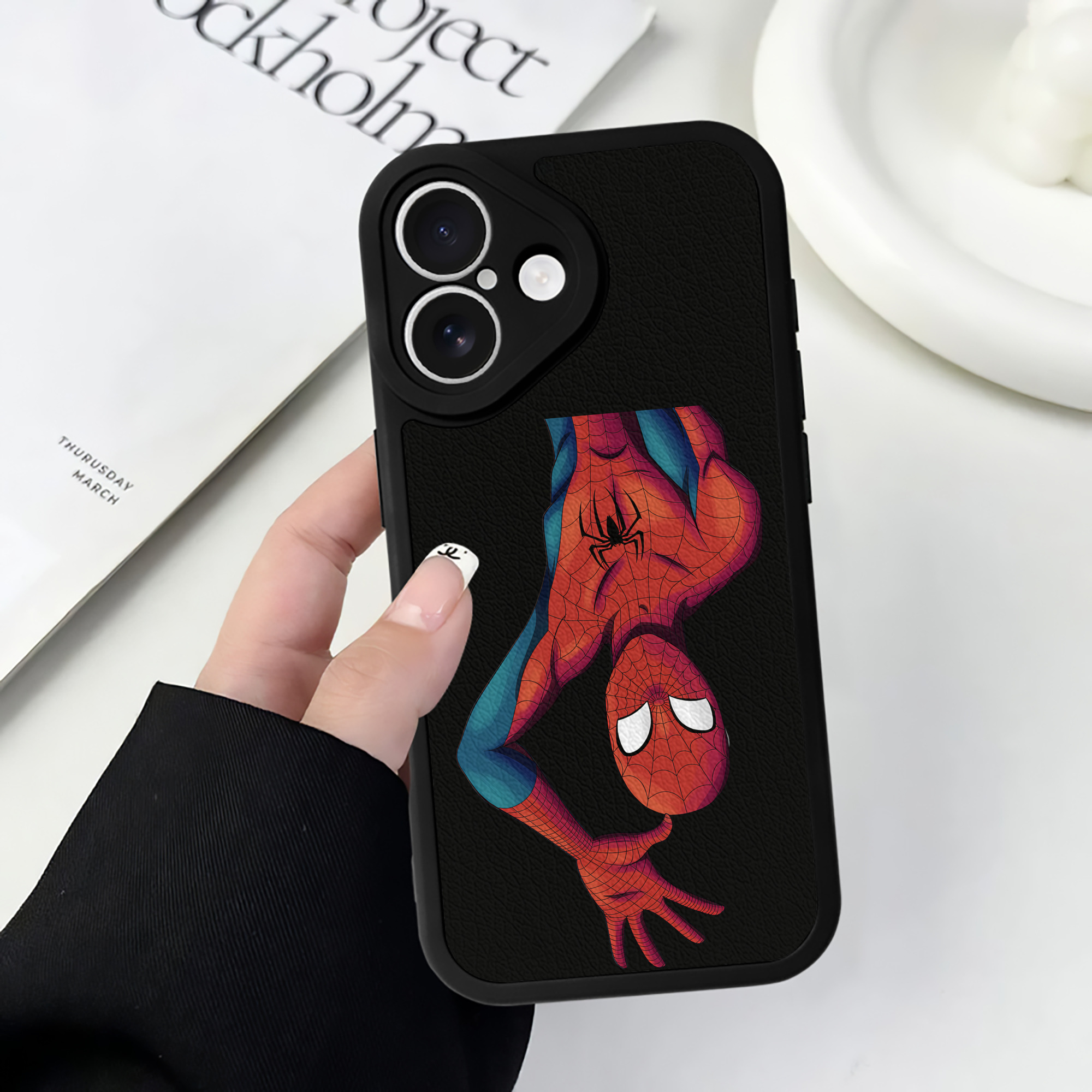 （画像用） Spider Man スパイダーマン 【iPhone 16シリーズ対応】シリコンスマホケース（レザー調） 材質：シリコン